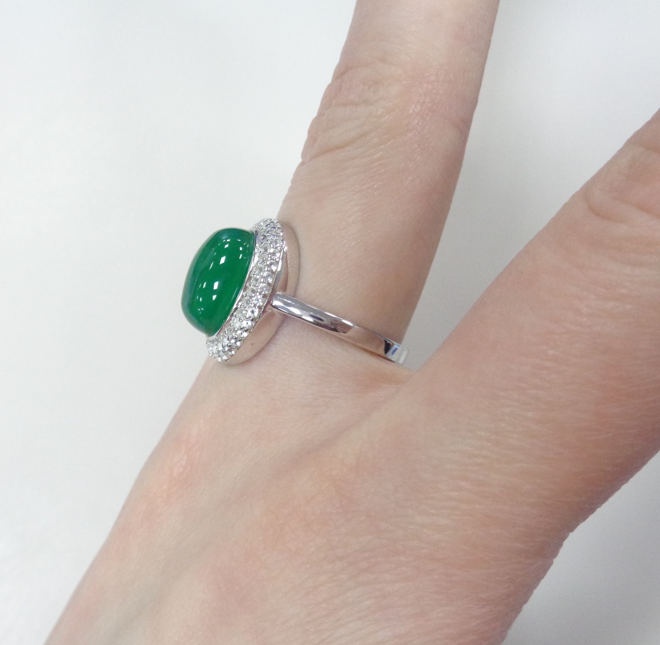 Серебряное кольцо с зеленым халцедоном